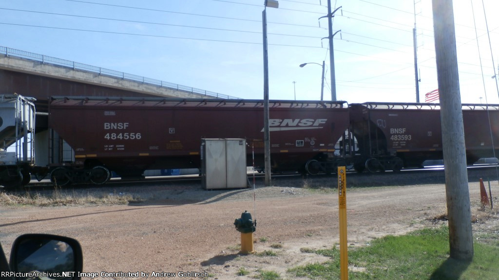 BNSF 483593 + 484556 Covered Hoppers